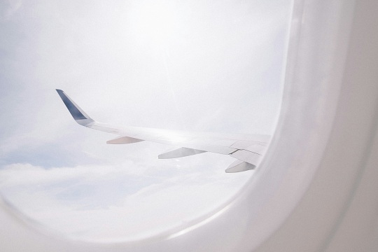 Blick aus dem Flugzeug über den Wolken Anflug zu einem der Startflughäfen für die Expeditionskreuzfahrten in der Arktis und Antarktis.